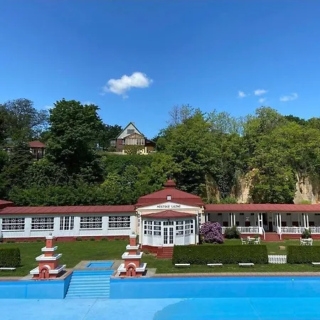 Lejlighedshotel Vikendovka Korce Dubá